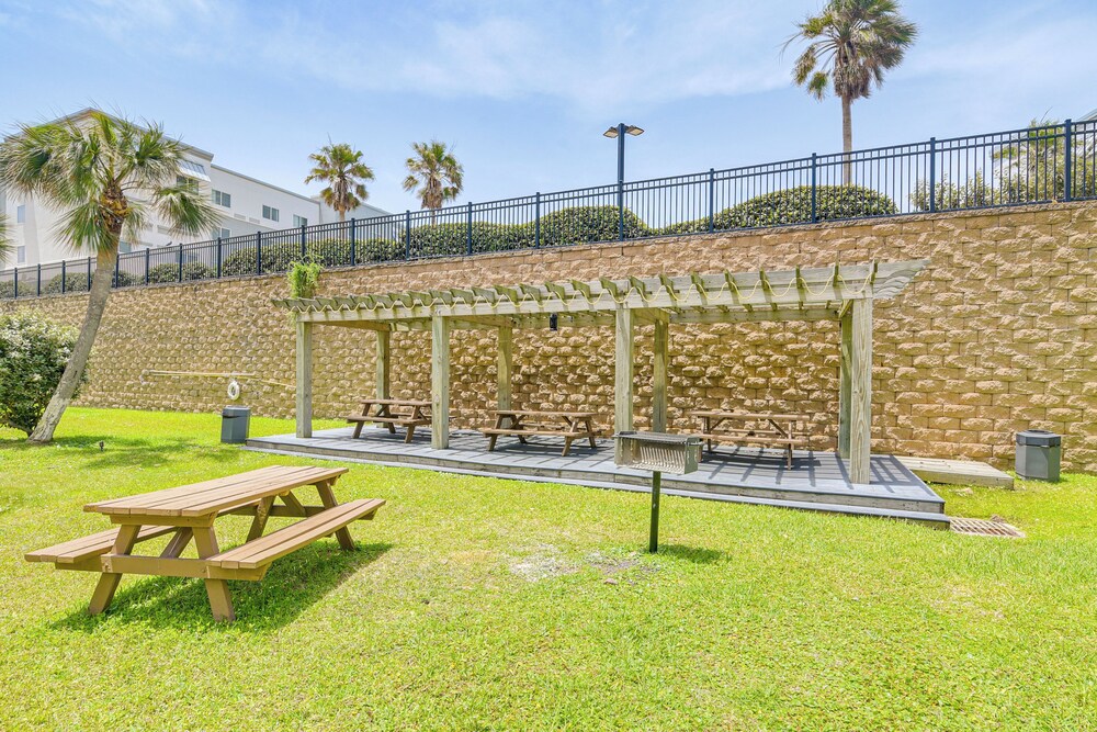 Walk to Beach: Pool-view Condo in Galveston!
