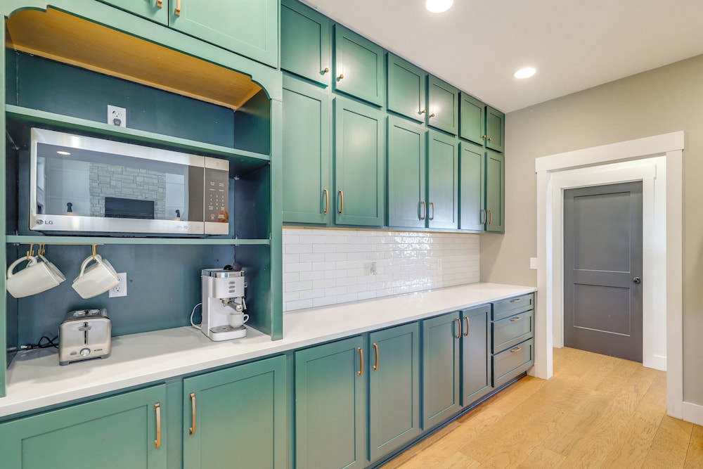 Nat'l Forest Access & Mtn Views: Family Eagar Home