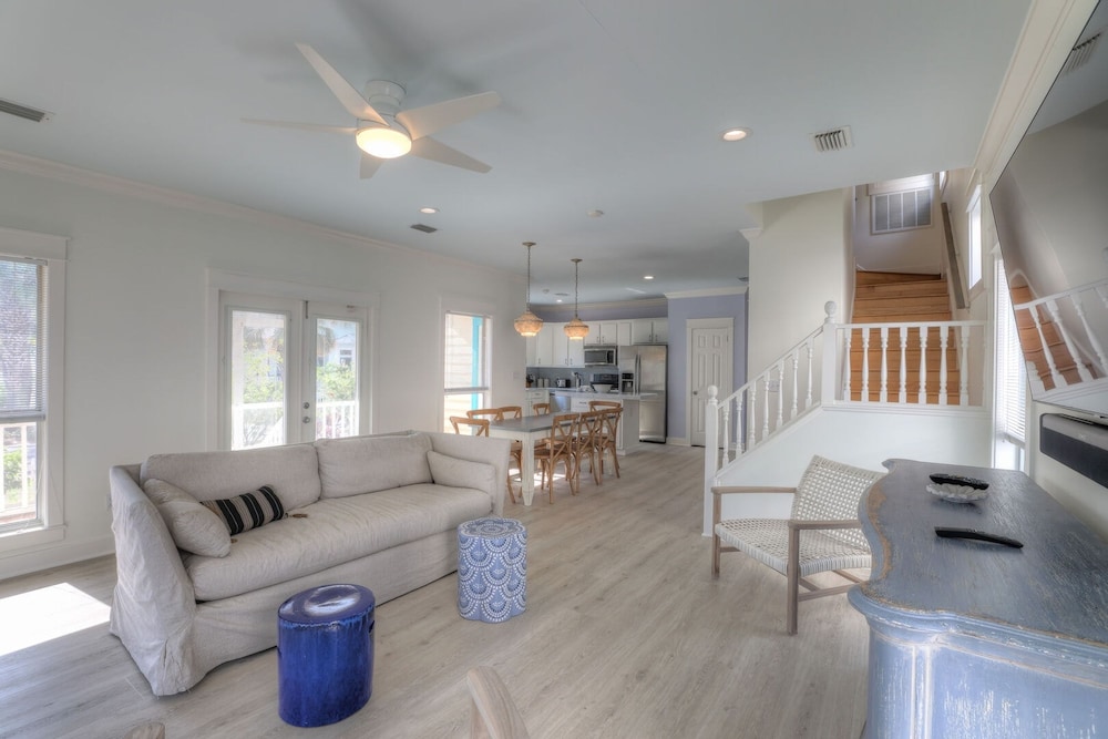Holiday House by Avantstay Oceanview Steps to Beach