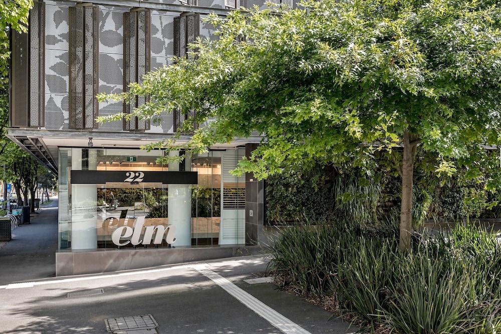 Chic City Escape With Pool, Gym & Parking