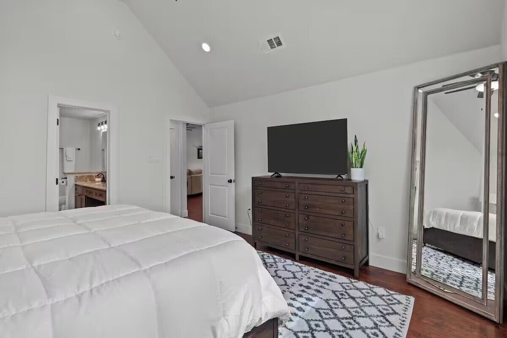 7 min to Stockyards- Cozy & Stylish Home