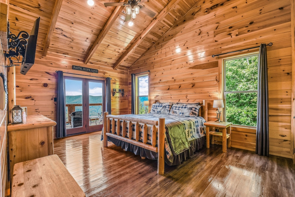 Bear Ridge 3 Bedroom Cabin by RedAwning view 2
