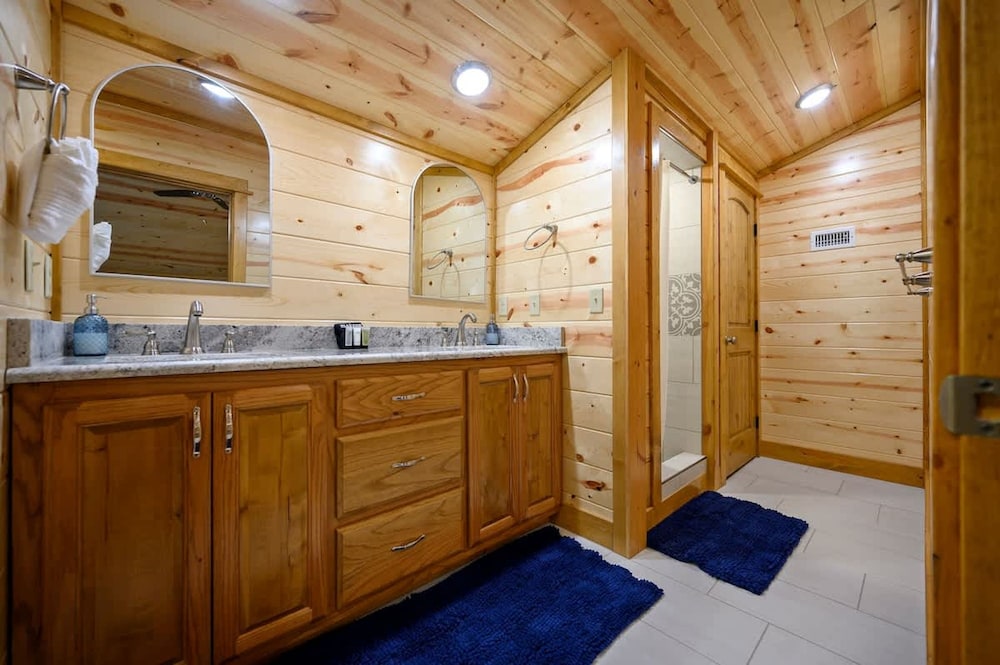 Massive Hochatown Lodge w spa Basketball More