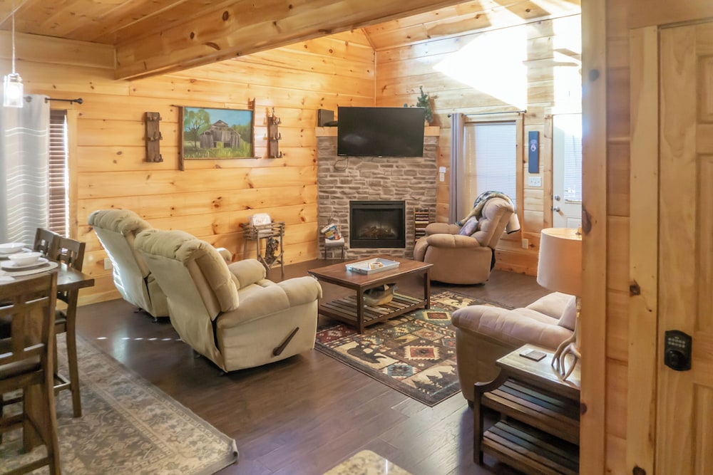 2 BR Pigeon Forge Home w/ Porch & Hot Tub