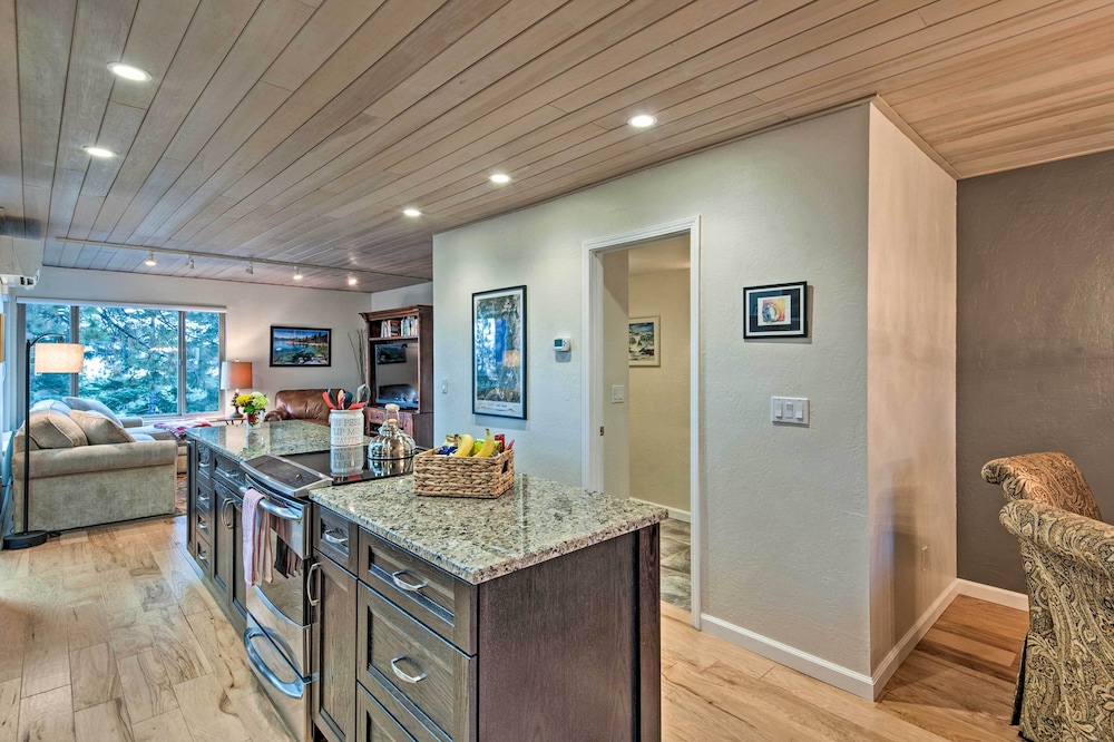 Tahoe Retreat w/ Deck - 2 Mi to Nevada Beach! - Property Image 9