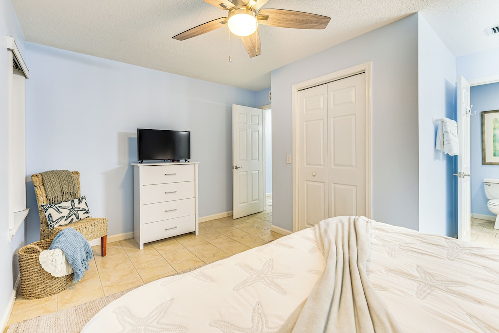 Walk to Pool & Beach: PCB Resort Getaway w/ Porch