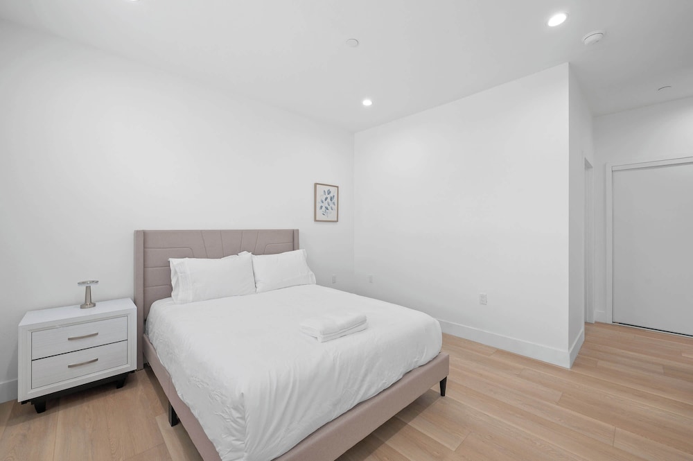 Not Affected by the Fire/modern 5BR Home With Full Amenities & Parking #2