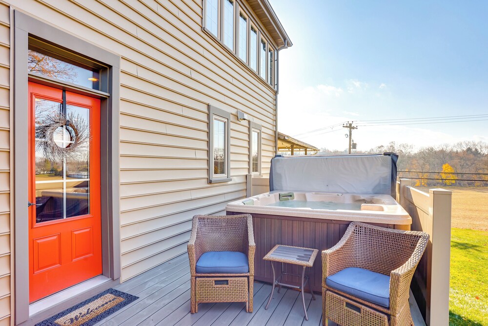 3 Mi to Dtwn: Charming Farmhouse in Mount Joy!
