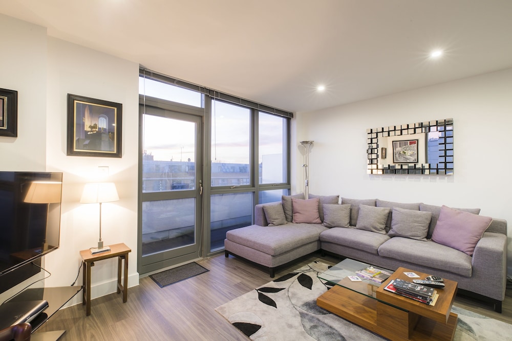 JOIVY Trendy Islington Flat for 2 with Patio