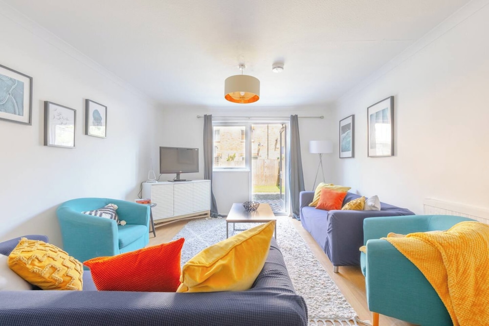 Lovely 4 Bed House w Garden, 1 Stop to Waterloo