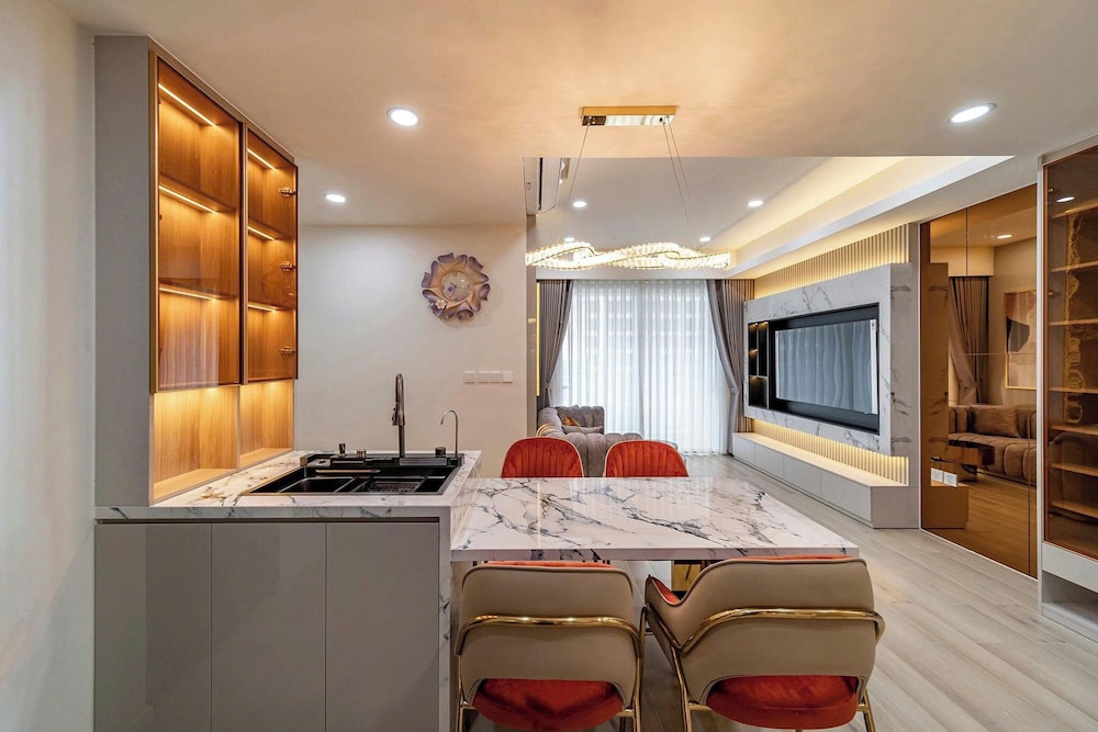 Apartment Landmark 81 by Urban Home
