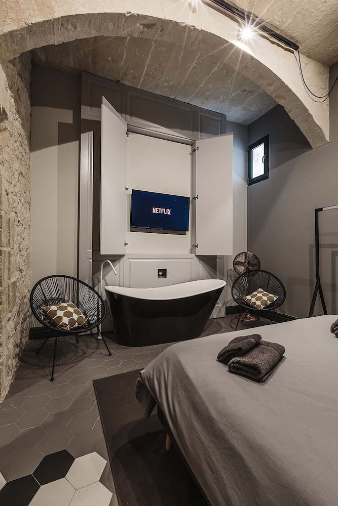 Rabat l.o. MDINA-THE BEDROOM-TUB view 4
