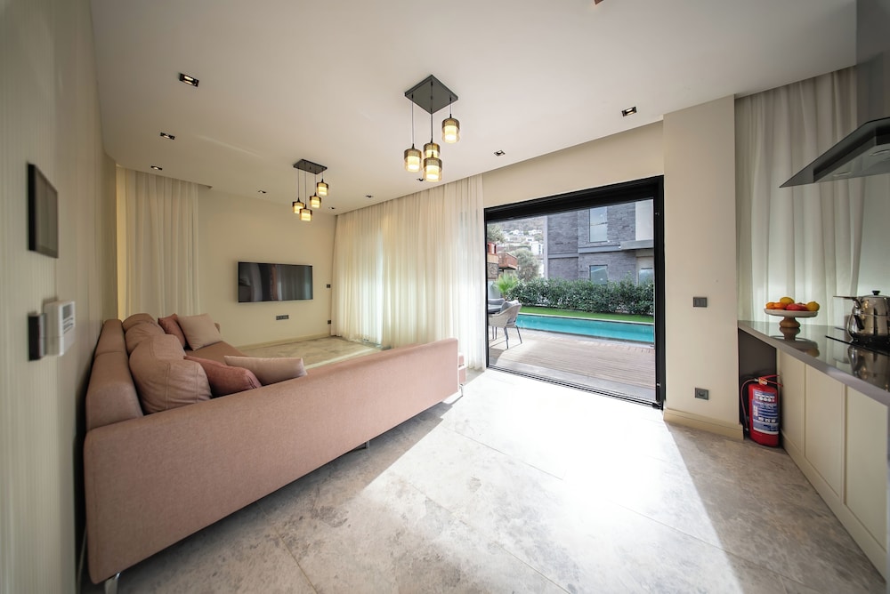 Luxurious Villa Retreat With Private Swimming Pool