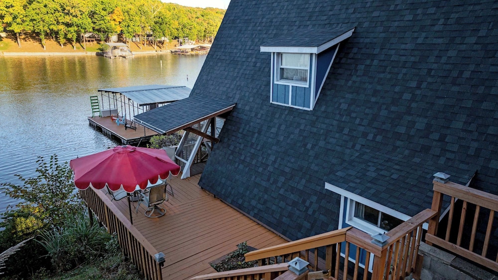 Sunrise Oasis - Enjoy Lakefront Living