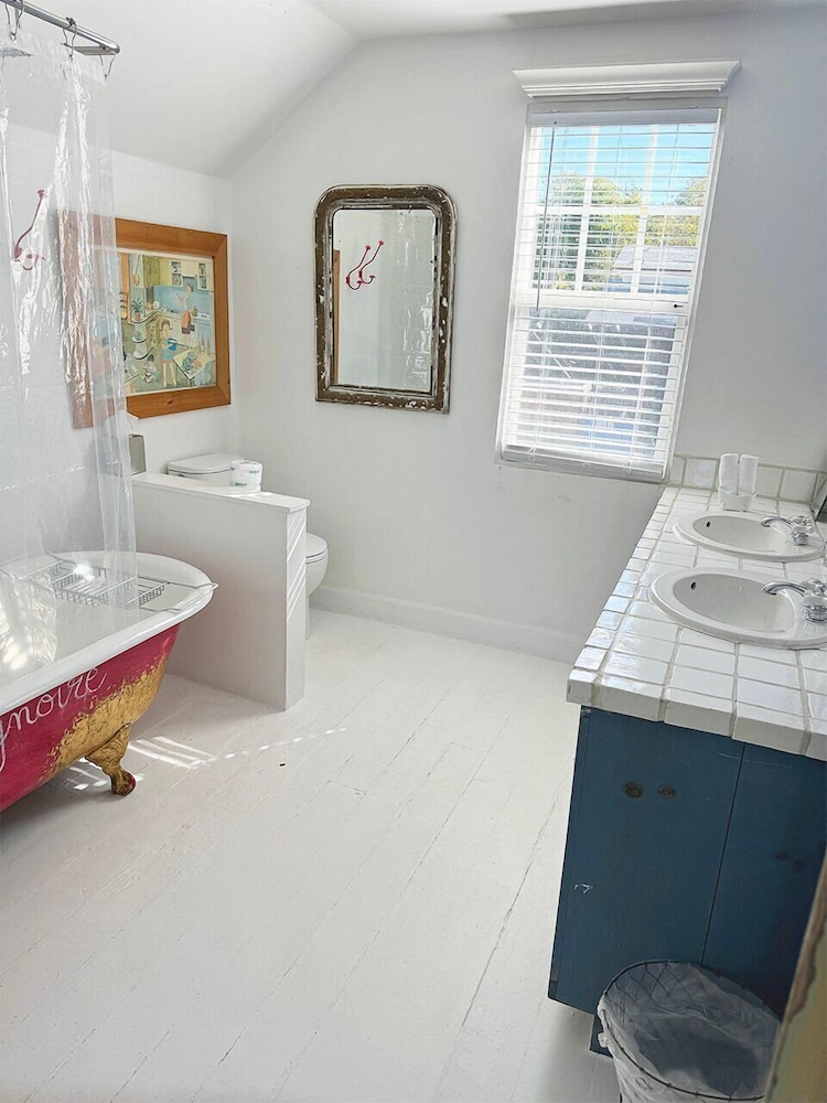 Petaluma Vacations - Metro Hotel and Cafe - Property Image 5