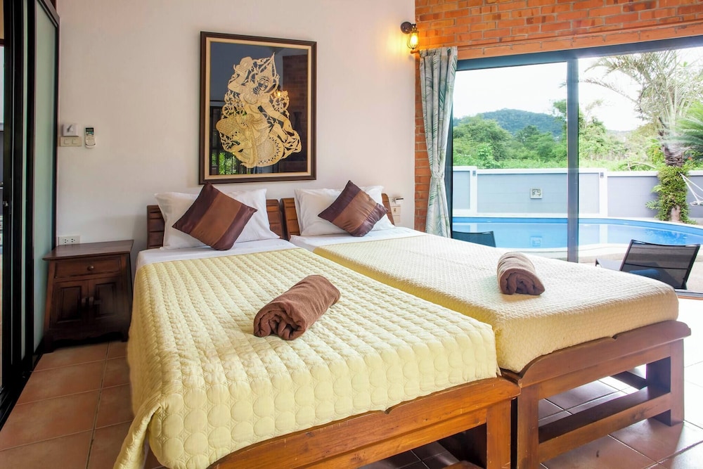 Villa With Private Pool and Mountain Views
