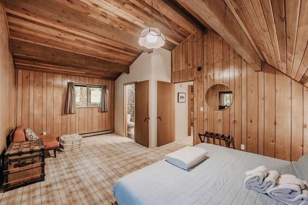 27gs - Bbq - Pets Ok - Wifi - Sleeps 10 3 Bedroom Home by RedAwning
