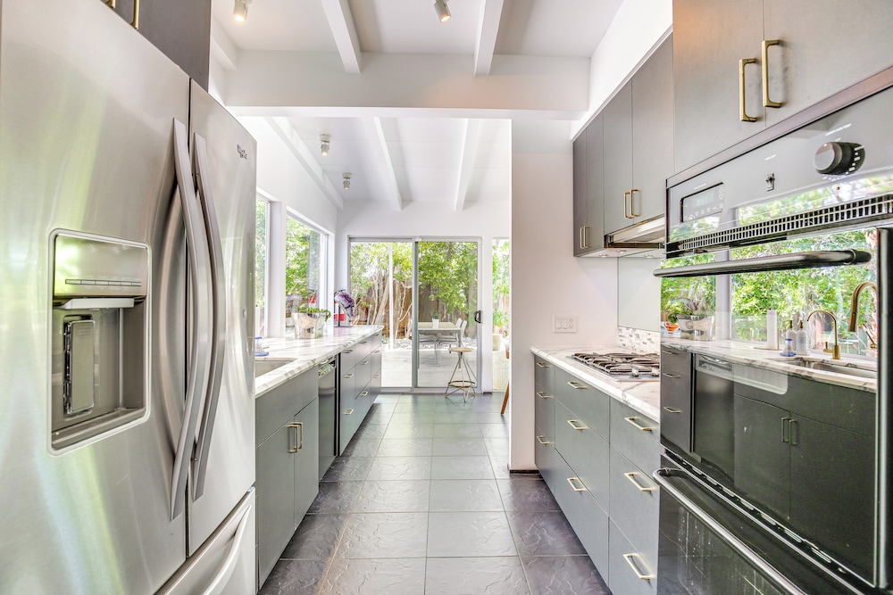 3 Mi to Dtwn: Palm Springs Gem w/ Private Pool!