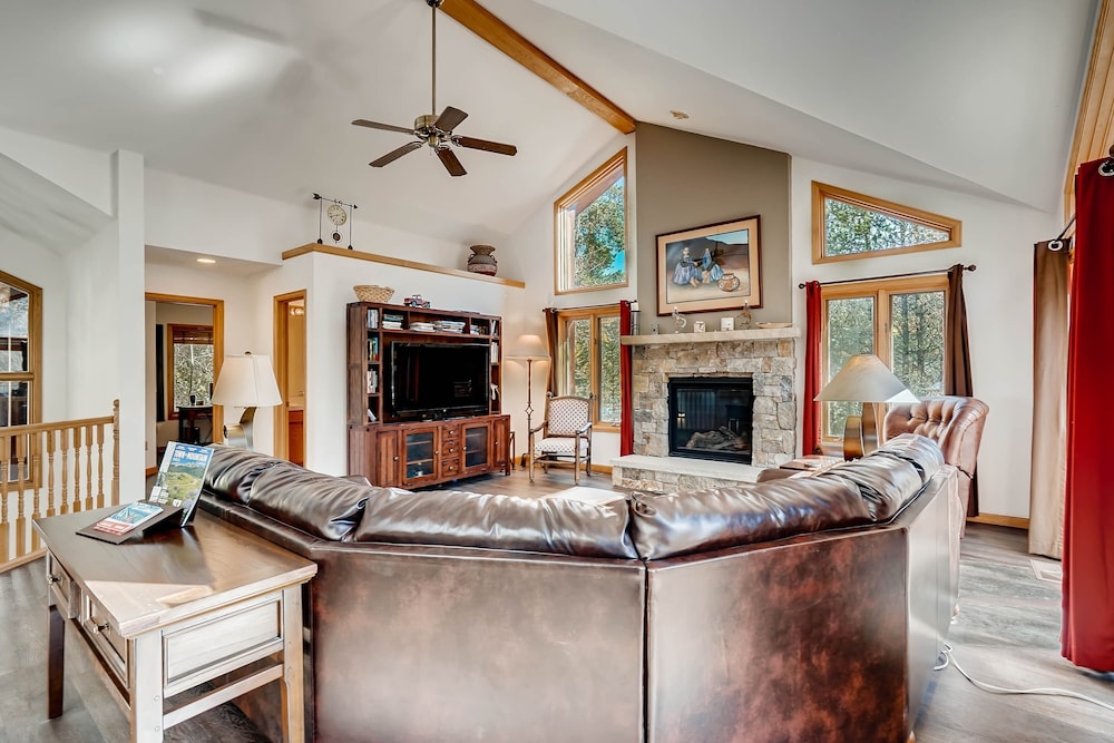 Spacious 4bdrm /sleeps 10, Stunning Views, Fireplaces 4 Bedroom Home by RedAwning