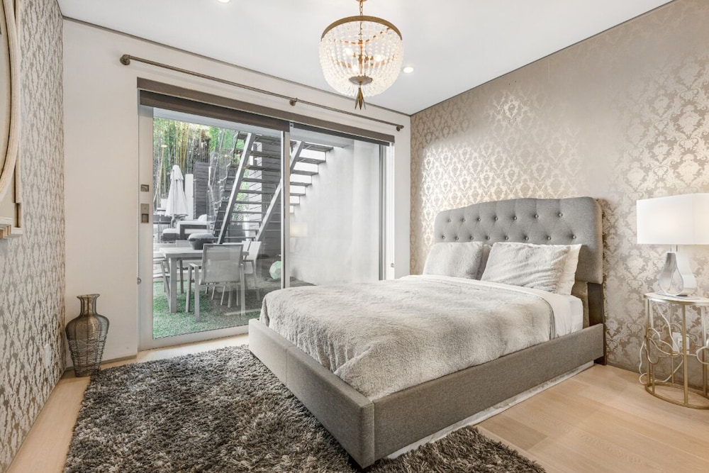 Sunset Heights - Elegant Modern Villa With Beautiful Views in the Hills - Image 2