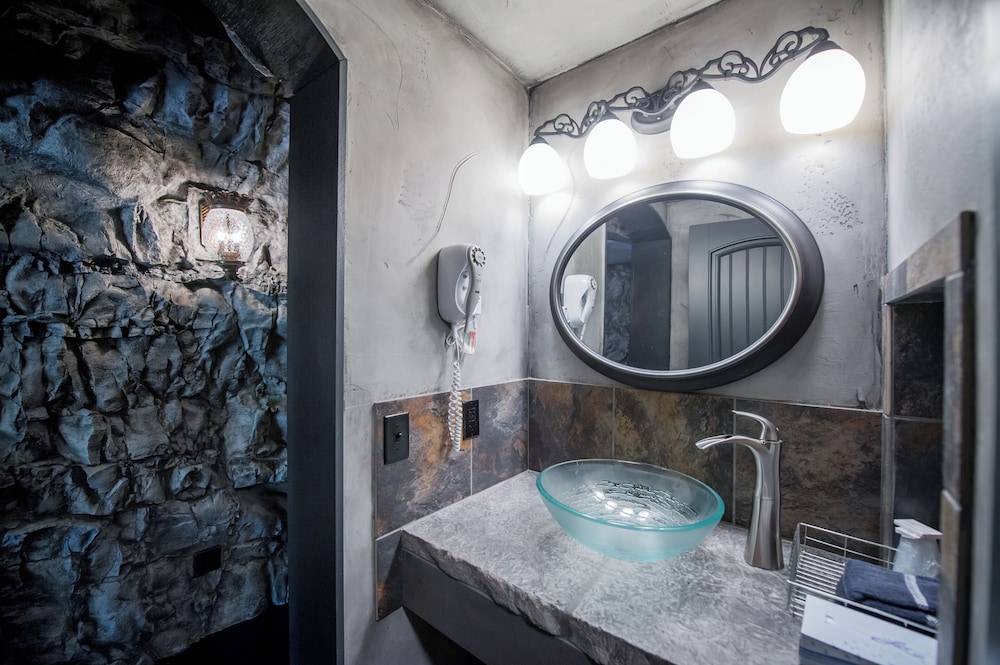 Eureka Springs Treehouses, Hobbit Caves & Castles