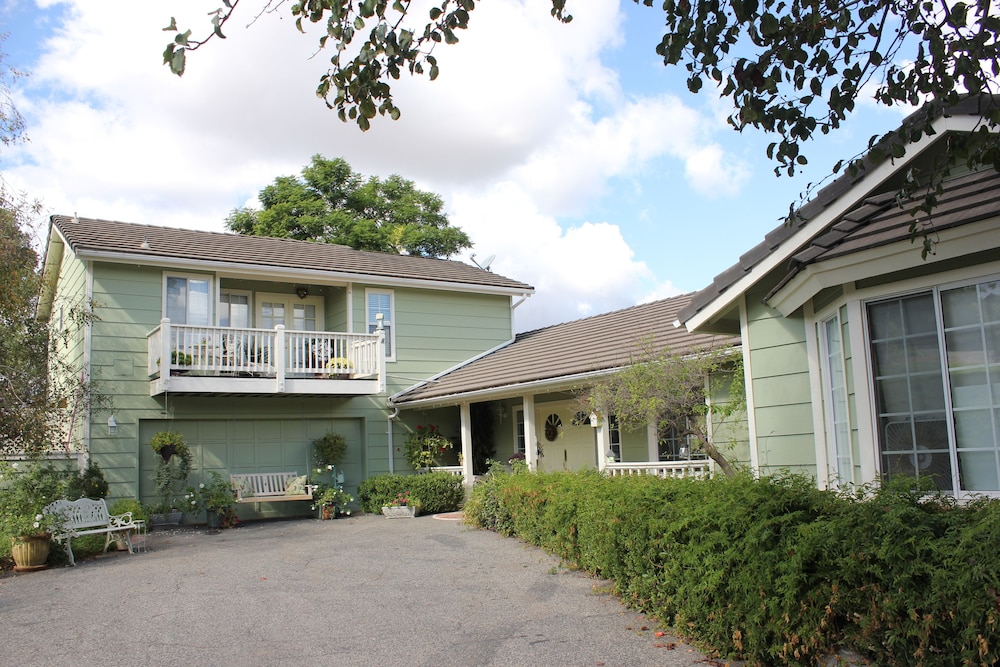 Hotel Sandra D's Country Guest House - Image 1