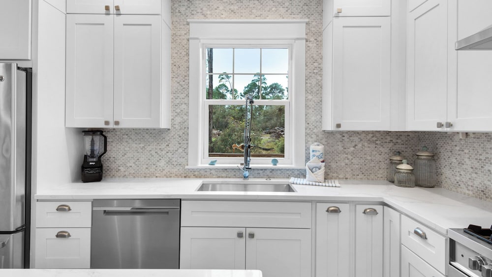 Best of Both Worlds: Pool, Golf Cart, Nearby Attractions & Steps to Beach!