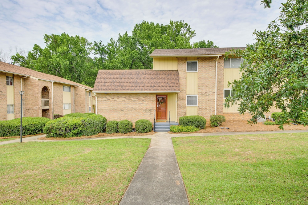 2 Mi to SC State & Claflin: Townhome w/ Patio!