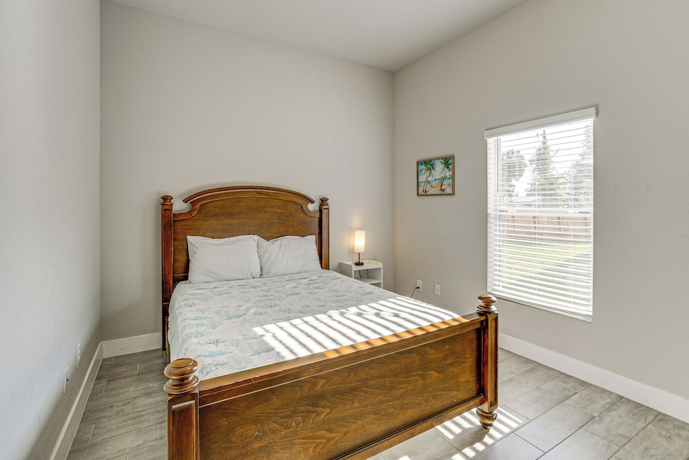 Golf, Shop & Beach-hop: Port Charlotte Gem w/ Yard