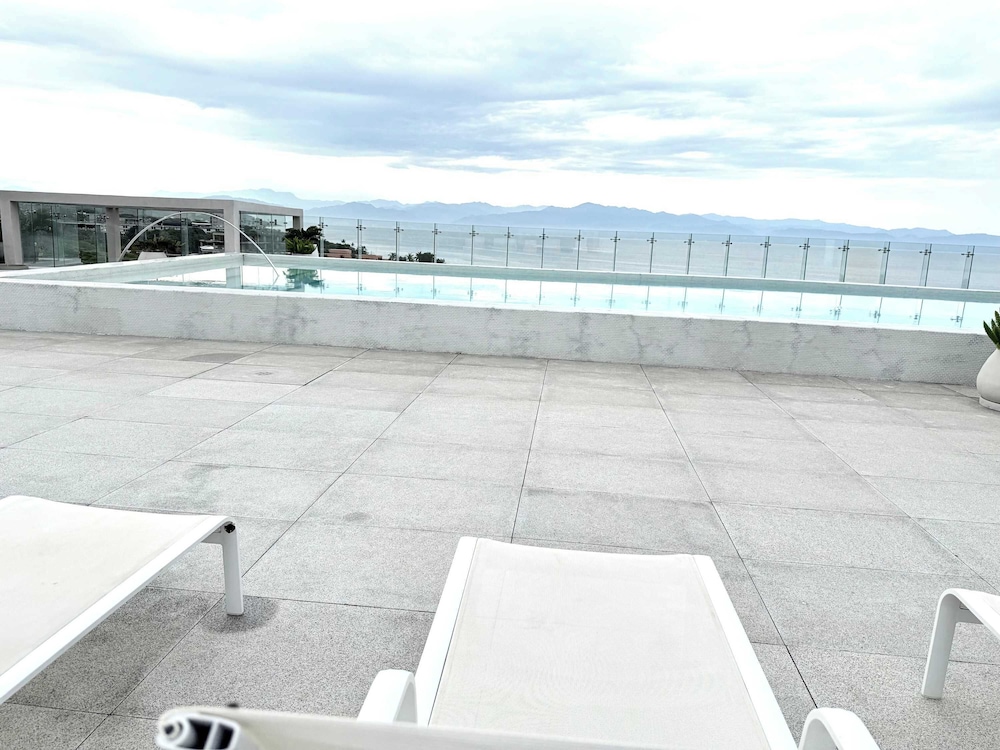 Luxury 2BR Bolongo Ocean View Private Beach
