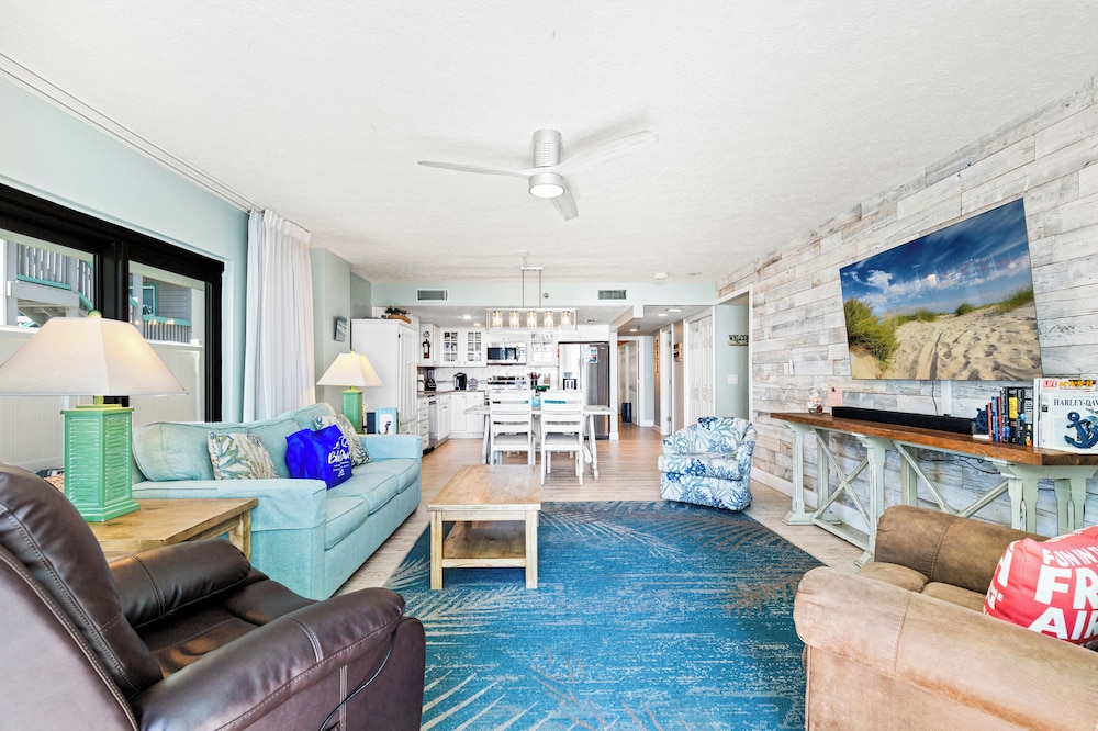 Steps to Paradise: Ground-floor 2br/2ba Beachfront Condo, Sleeps 8, Gulf Views!