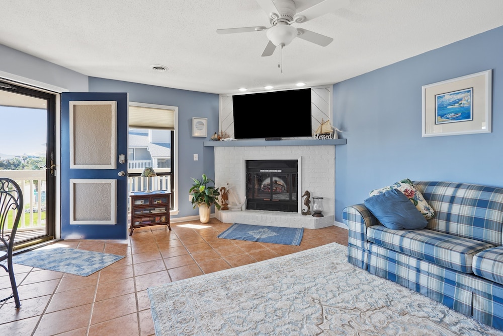 Tilghman Lakes D4 2 Bedroom Condo by RedAwning view 2