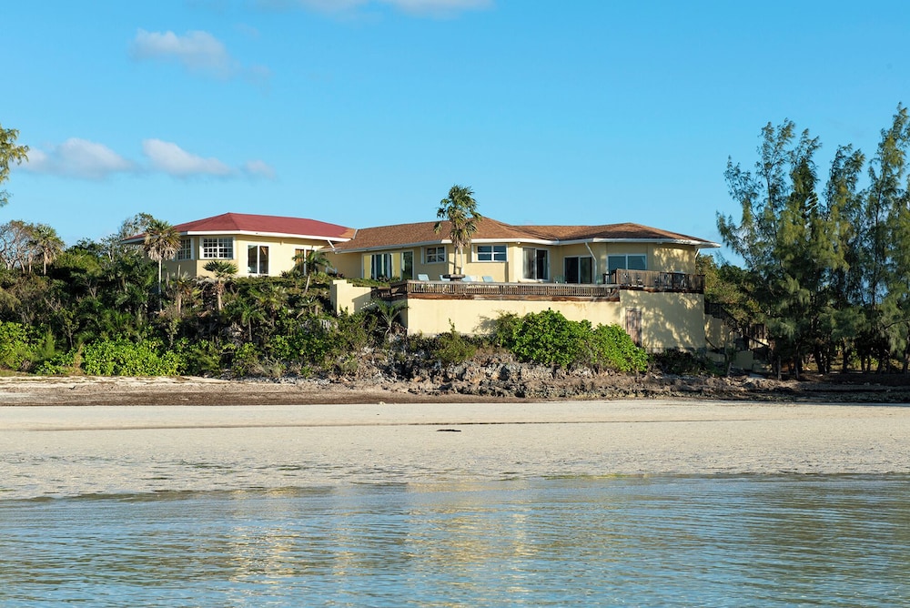 Banks Road Bliss: Luxury Estate With Pool