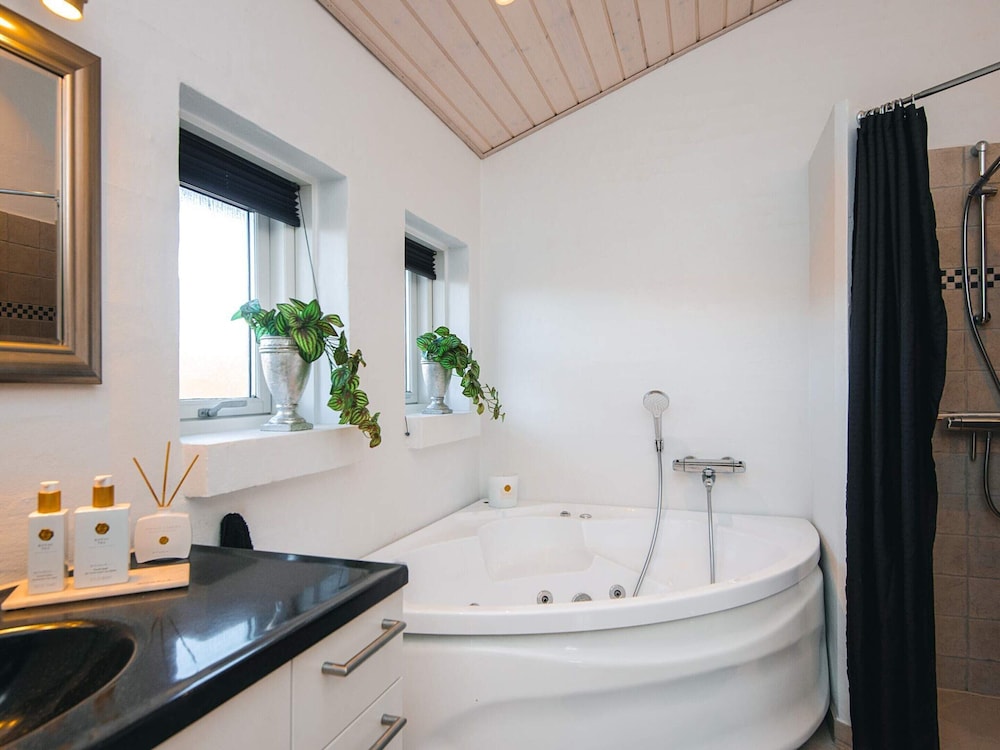 4 Star Holiday Home in Ronde