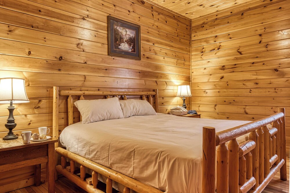 Hot Tub, Game Room, Movie Theater, View Sleeps 18 Lookout Lodge by Avantstay