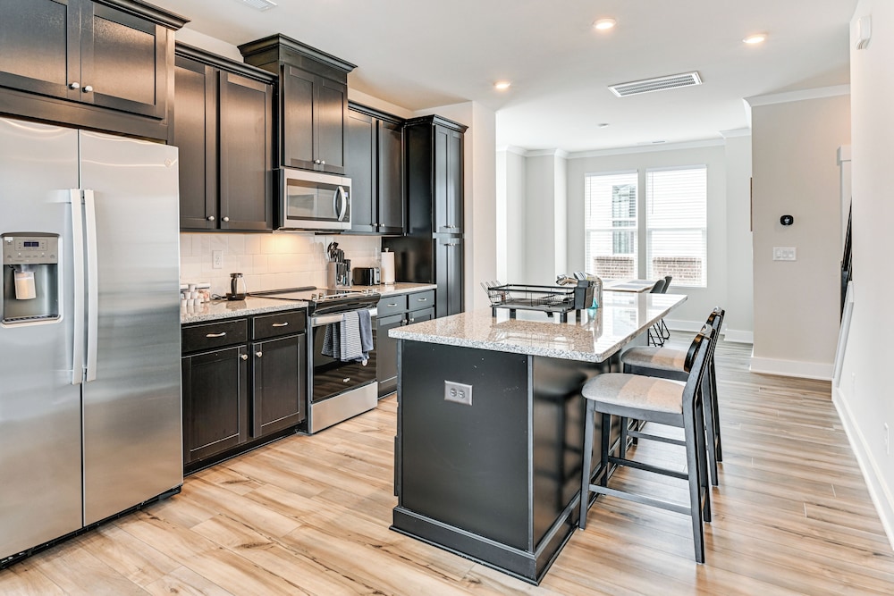 2 Mi to Uptown Charlotte: Townhome w/ Balconies!