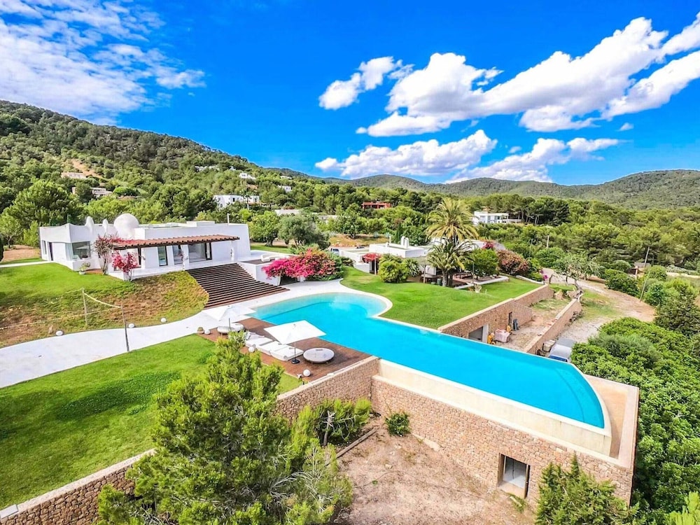 Magnificent Villa With Infinity Pool