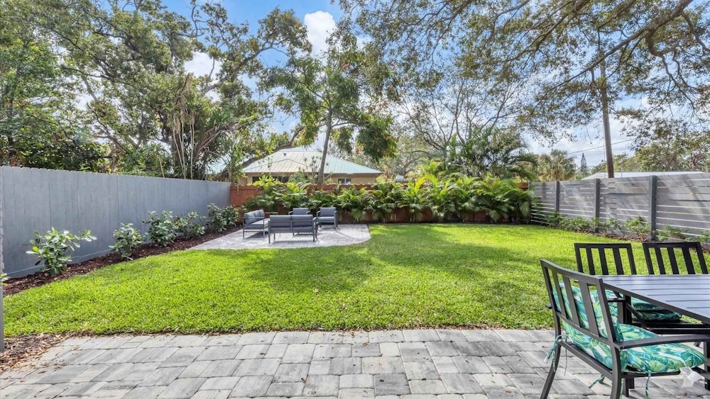 Downtown Sarasota Private Vacation Home - Minutes To Beaches, Beautiful Backyard, And Pet-friendly! 3 Bedroom Home