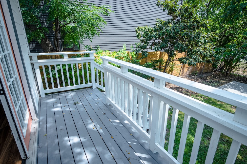 Downtown Remodeled Cozy 2br/1ba Home Sleeps 8 view 4