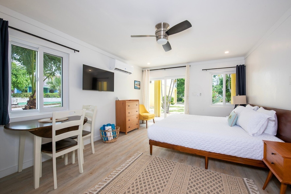 Laughing Bird Studio #7 - Brand New Stylish Apartment, Pool, Bea 1 Bedroom Condo, photo 3