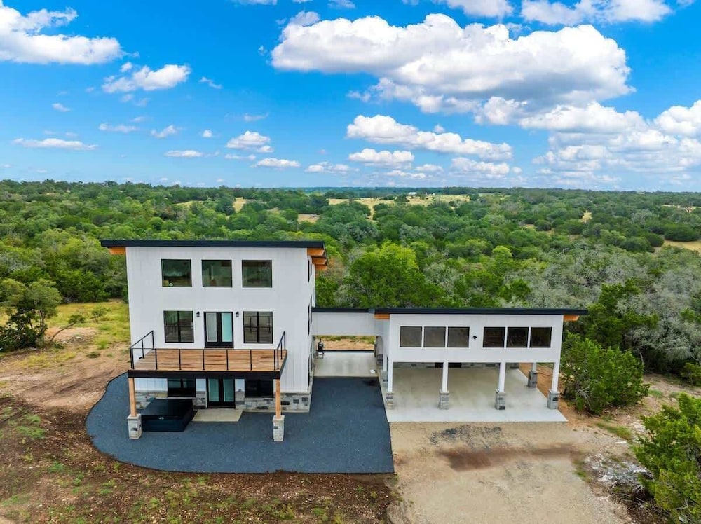 Hill Country Escape W/views Plus, Hot-tub and Pet Friendly!