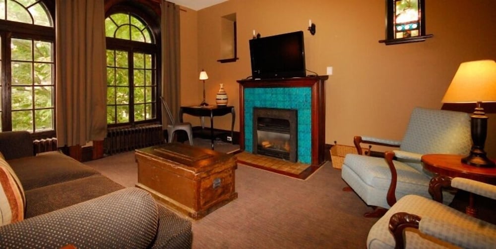 Frontenac Club Inn
