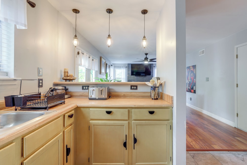 4 Mi to Stone Mountain: Retreat w/ Office!