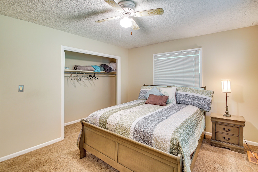 1/2 Mi to Desoto Lake: Hot Springs Village Home