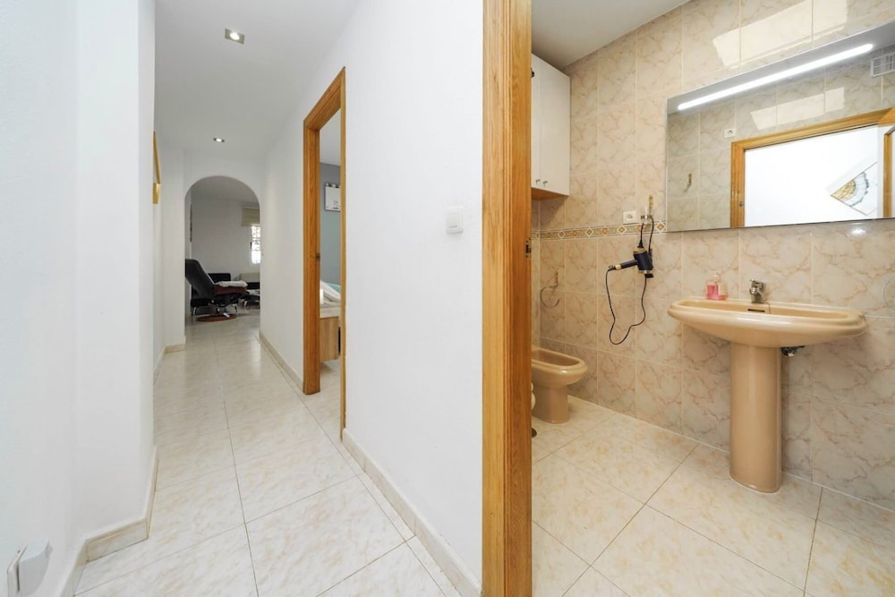 Modern 3-bed Apt, Sleeps 7, 6 Min Walk to Beach