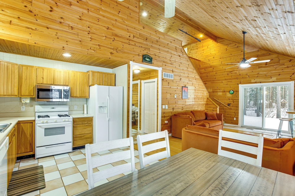 < 1 Mi to Snowmobile Trails: Cozy Cadillac Retreat