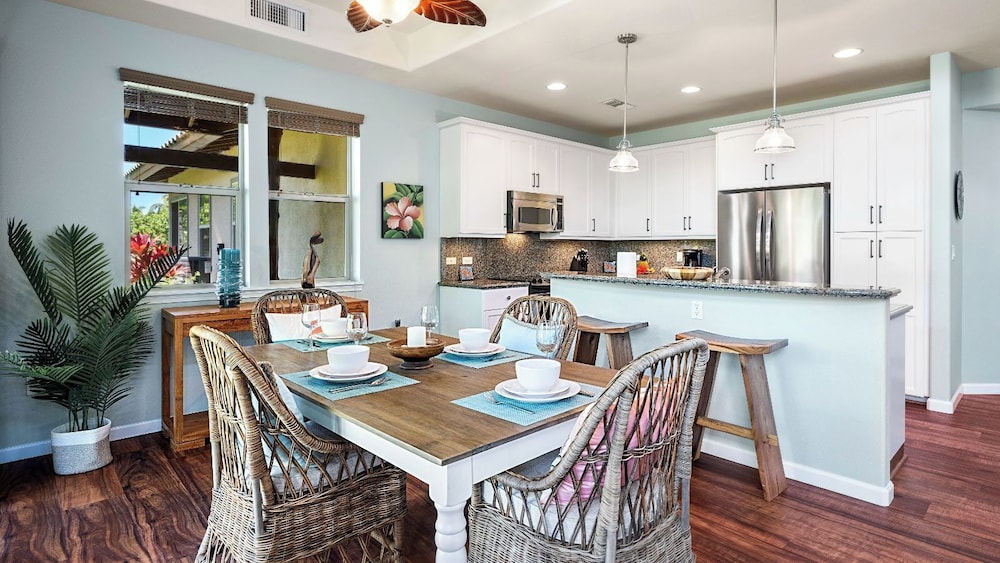 Tropical Escape w/ Lanai, BBQ & Resort Amenities - Vrkcv