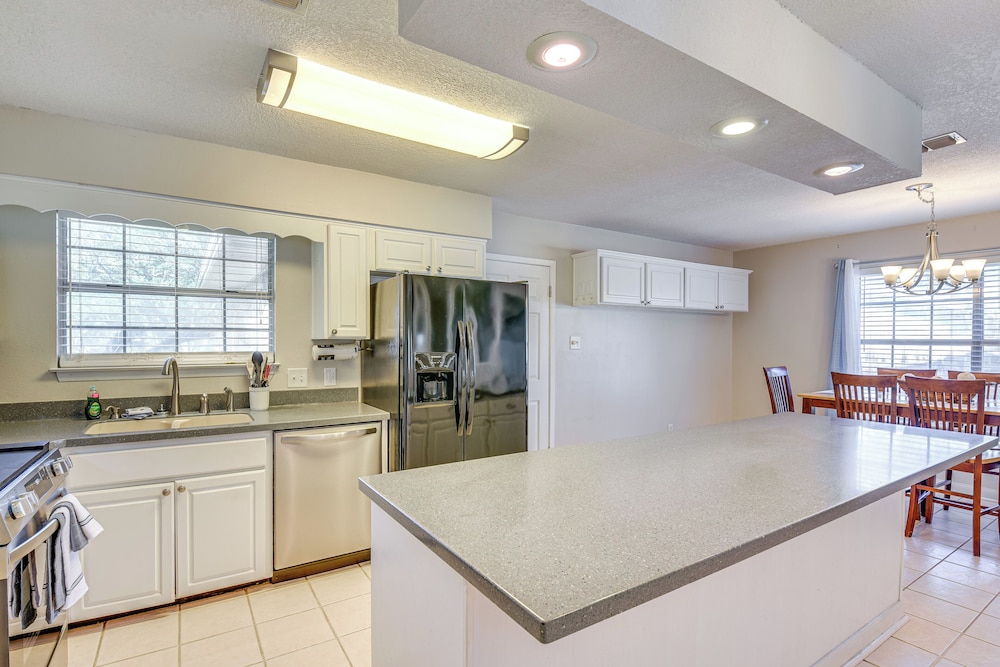 Sunny Retreat w/ Hot Tub in Fort Walton Beach!