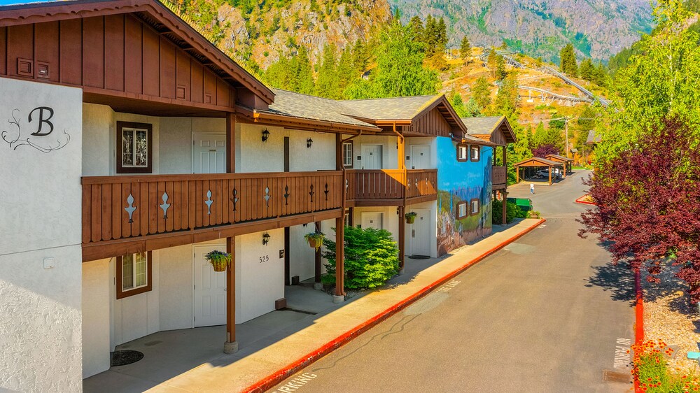 Hotel Icicle Village Blizzard Pool Parking - Image 1