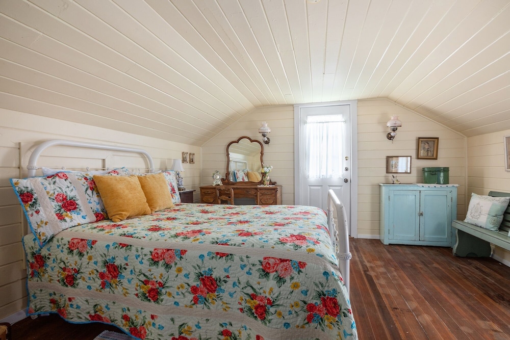 Amorosa Cottage 3 Bedroom Home by RedAwning view 5